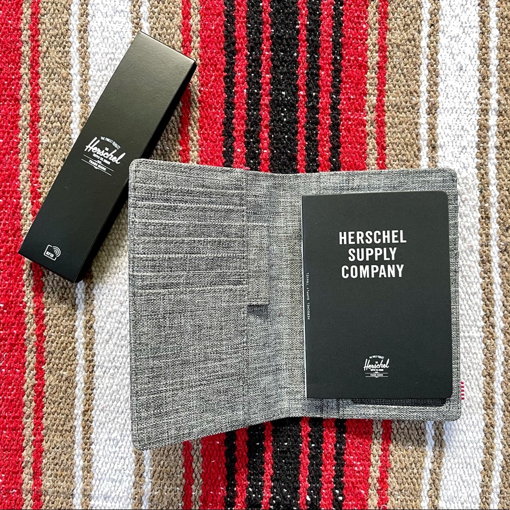 Herschel Passport Holder - Raven Crosshatch ✈️